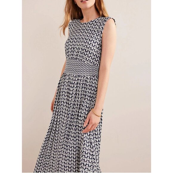 Elegant Blue and White Patterned Dress - Picture 4 of 13